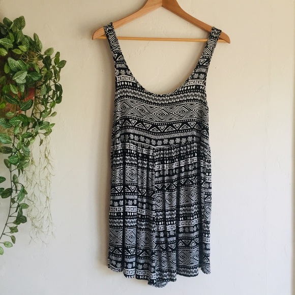 Patterned Flowy Romper - Picture 2 of 8